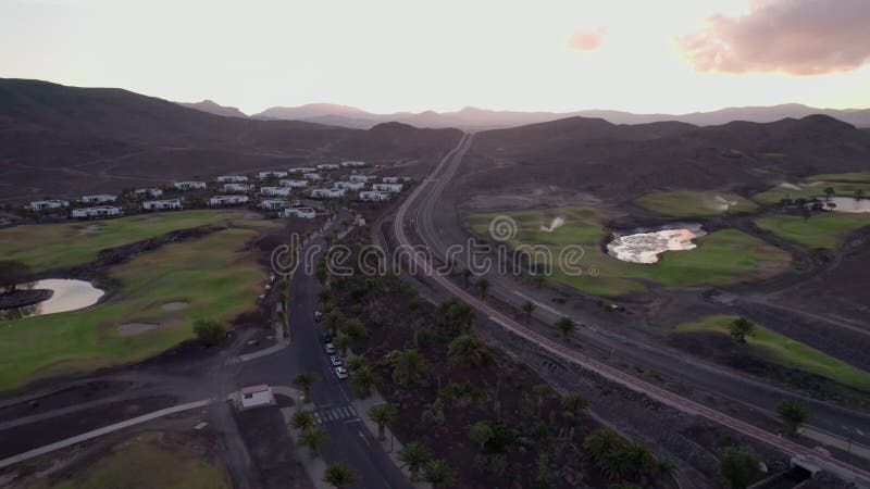 Vue aérienne de la route menant à la chaîne de montagnes Fuerteventura banque de vidéos