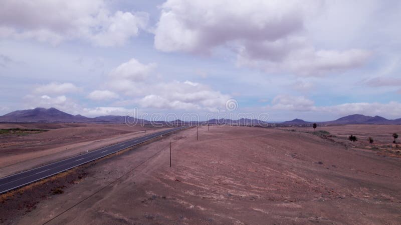 Vue aérienne de la route menant à l'horizon lointain Fuerteventura clips vidéos