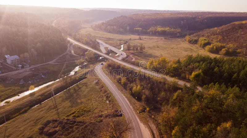 Vue aérienne de la route par la forêt de chute. Vue aérienne de la route par la longueur de la forêt 4k de chute