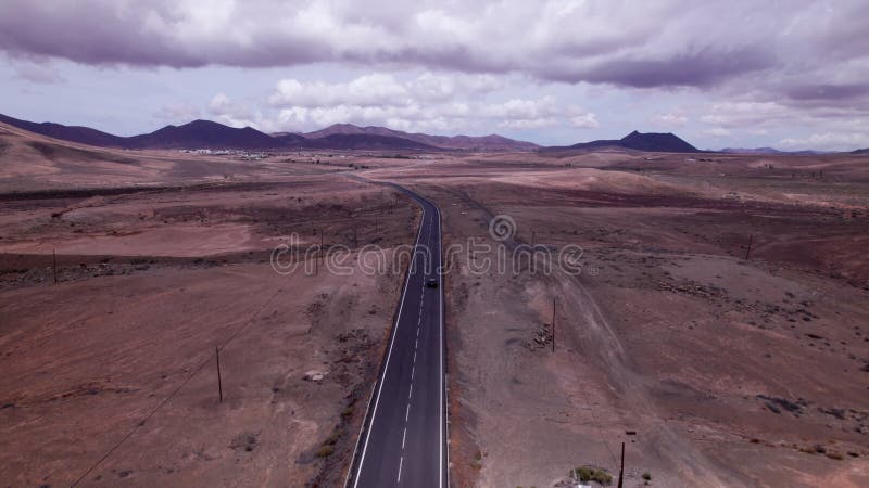 Vue aérienne de la route à travers les collines arides banque de vidéos