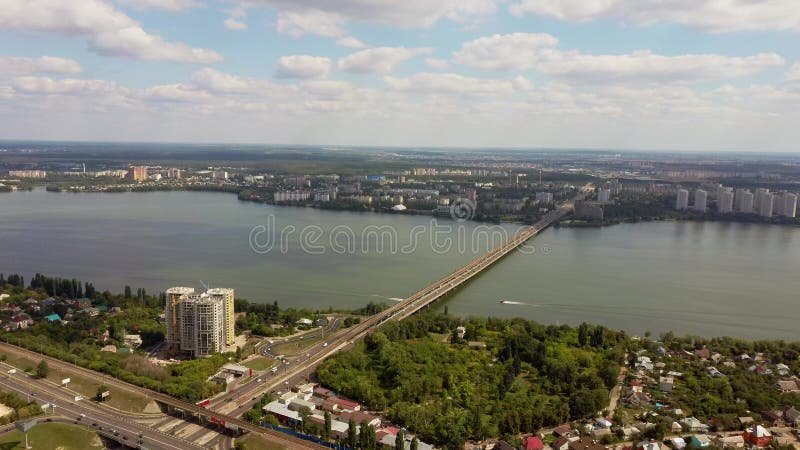 Vue aérienne de la ville et le fleuve un jour nuageux en été. Une vue d'oiseaux de la ville et le fleuve un jour nuageux en été.