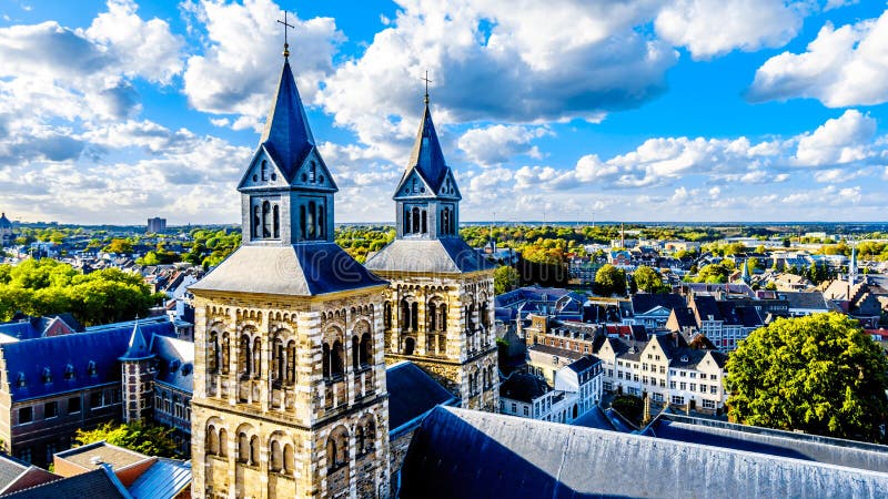 Vue aérienne de la ville historique de Maastricht aux Pays-Bas de la tour de l'église de SStJohn images stock Vue aérienne de la ville historique de Maastricht aux Pays-Bas de la tour de l'église de SStJohn images stock