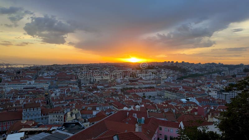 Vue aérienne de la ville de Lisbonne bâtiments avec toits rouges au Portugal au coucher du soleil banque de vidéos