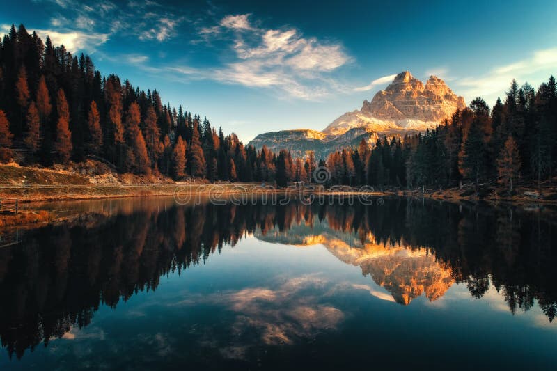 Vue aérienne de Lago Antorno, dolomites, paysage de montagne de lac photographie stock libre de droits