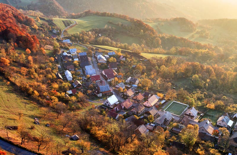 Vue aérienne de lever de soleil au-dessus de village rural, Slovaquie photos libres de droits Vue aérienne de lever de soleil au-dessus de village rural, Slovaquie photos libres de droits