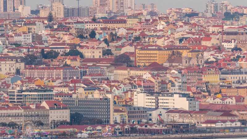 Vue aérienne de lisbonne skyline autour des quais du district de santos et de la rivière tagus timelapse. lisbon portugal.