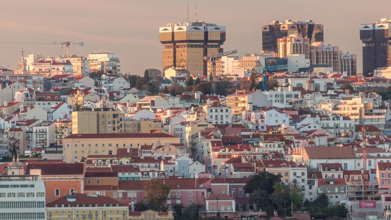 Vue aérienne de lisbonne skyline avec amoreiras centre commercial tours timelapse de almada au coucher du soleil. lisbon portugal