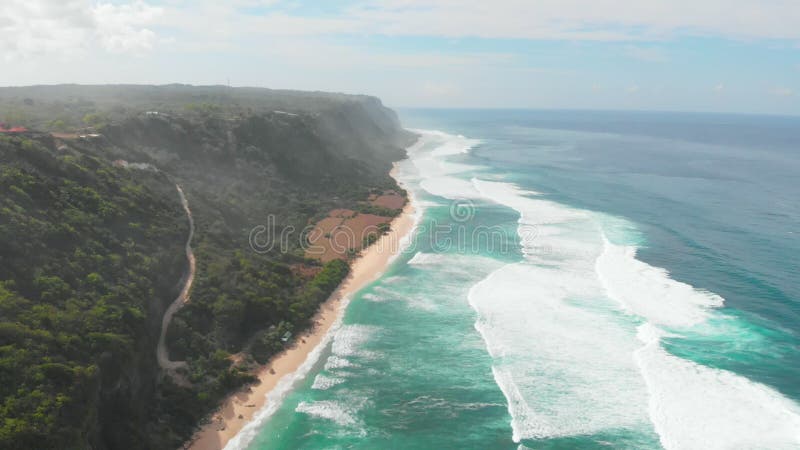 Vue aérienne de littoral, de plage et d'océan bleu avec des vagues banque de vidéos