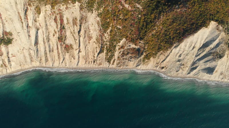 Vue aérienne de littoral rocheux avec la falaise et de la mer avec des vagues banque de vidéos