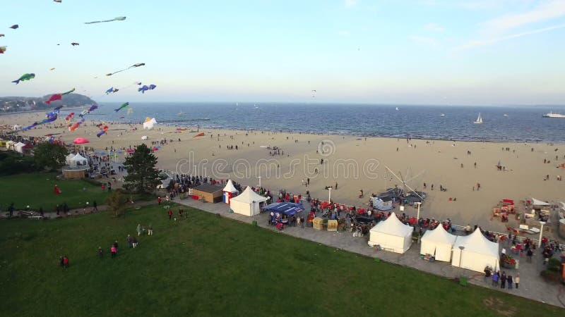 Vue aérienne de Luebeck Travemuende Herbstdrachenfest