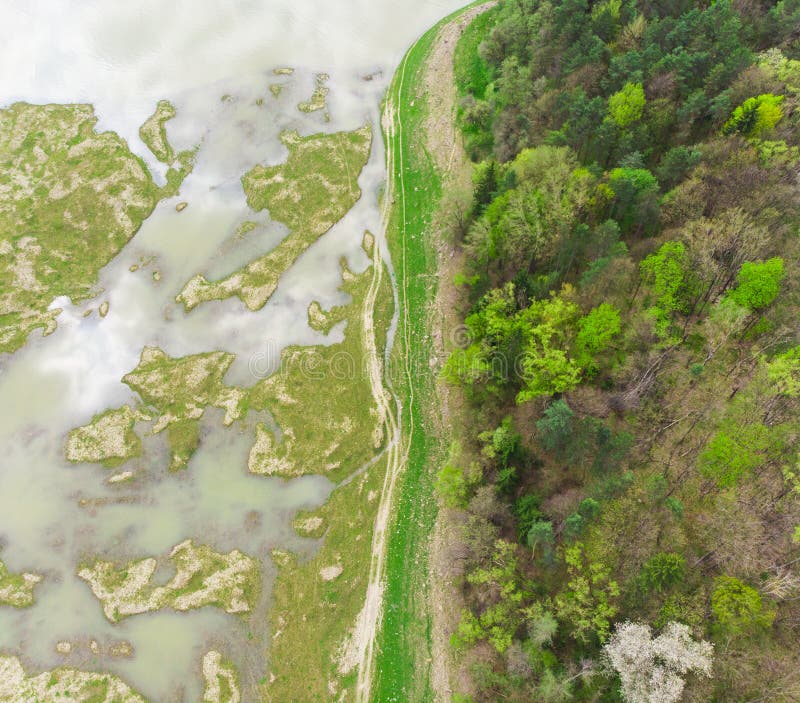 Vue aérienne de marais et de champ avec de l'eau des eaux d'inondation image stock Vue aérienne de marais et de champ avec de l'eau des eaux d'inondation image stock