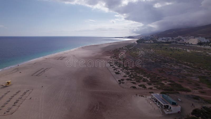 Vue aérienne de Morro Jable sous ciel nuageux Fuerteventura banque de vidéos