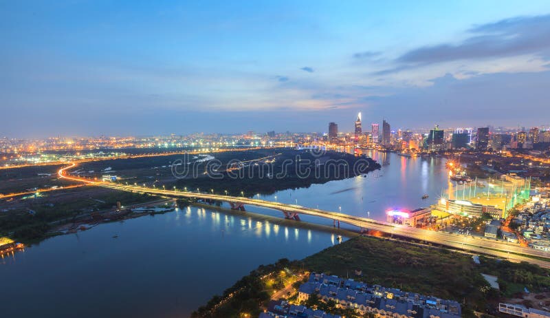Vue aérienne de nuit du paysage urbain coloré et vibrant du centre ville en Ho Chi Minh City avec le pont de Thu Thiem images stock Vue aérienne de nuit du paysage urbain coloré et vibrant du centre ville en Ho Chi Minh City avec le pont de Thu Thiem images stock