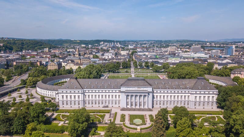 Vue aérienne de parc et de ville électoraux Allemagne de palais de Koblez images stock Vue aérienne de parc et de ville électoraux Allemagne de palais de Koblez images stock