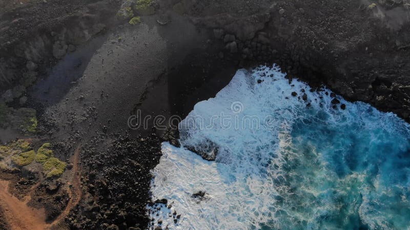 Vue aérienne de plage avec des falaises de lave et des océans aux Îles Canaries de Lanzarote. banque de vidéos