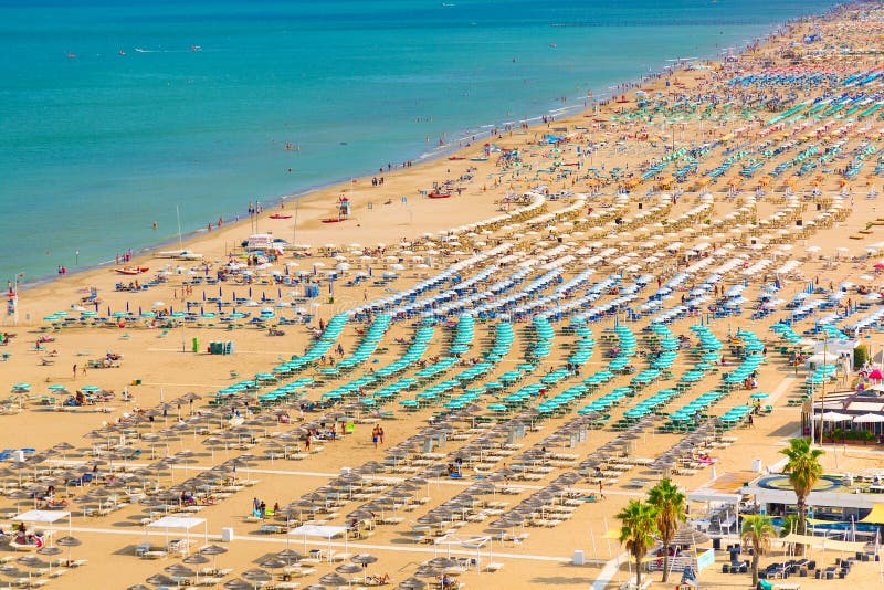 Vue aérienne de plage de Rimini avec de l'eau les personnes et bleu Concept de vacances d'été photographie stock Vue aérienne de plage de Rimini avec de l'eau les personnes et bleu Concept de vacances d'été photographie stock