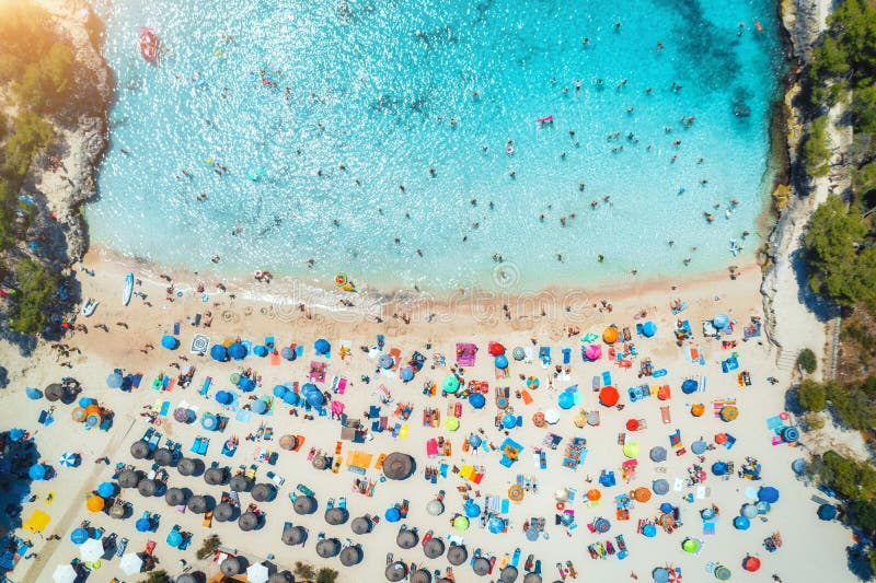 Vue aérienne de plage sablonneuse avec les parapluies et la mer colorés photographie stock libre de droits