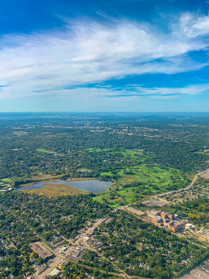 Vue aérienne de plusieurs terrains de golf dans un développement urbain densément boisé images libres de droits