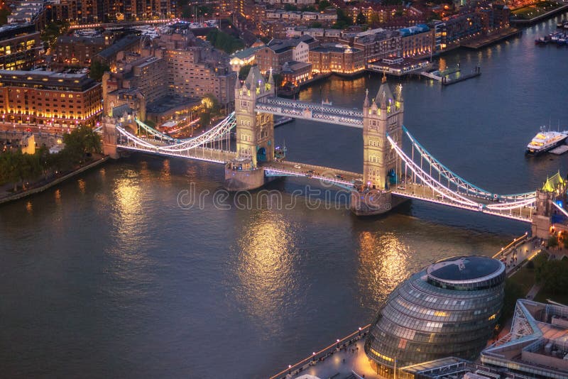 Vue aérienne de pont et de Tamise de tour à l'heure magique, Londres, Royaume-Uni image stock Vue aérienne de pont et de Tamise de tour à l'heure magique, Londres, Royaume-Uni image stock