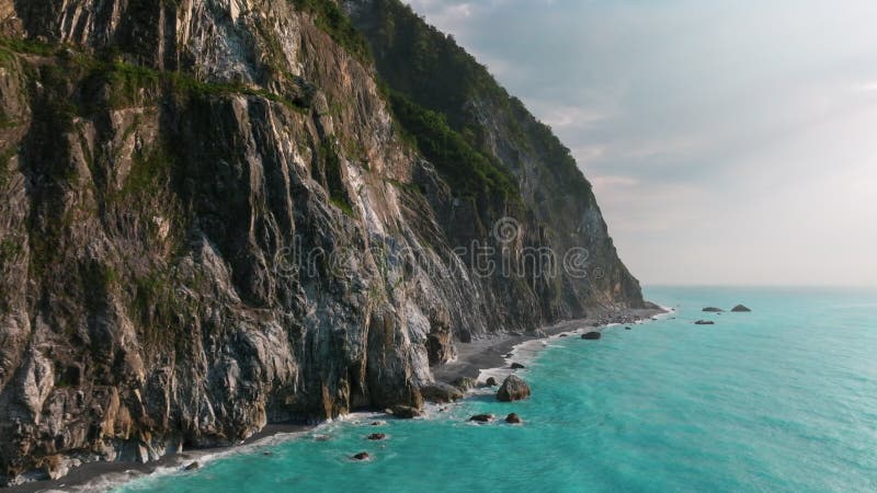 Vue aérienne de Qingshui Cliff dans le Parc National de Taroko Taïwan clips vidéos