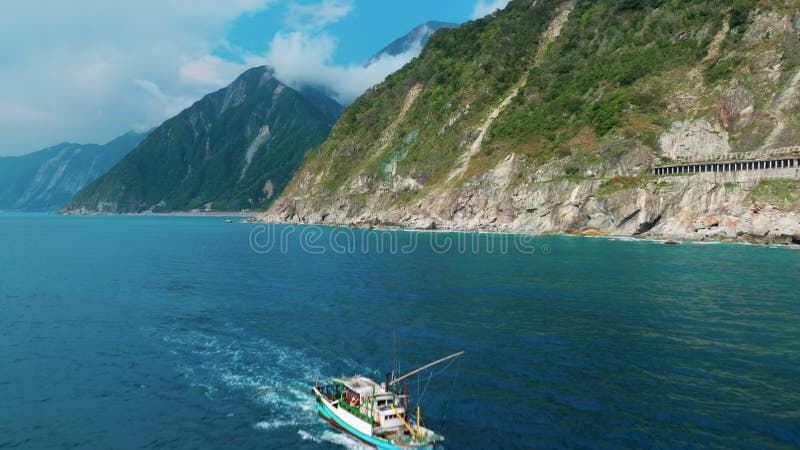 Vue aérienne de Qingshui Cliff dans le Parc National de Taroko Taïwan banque de vidéos