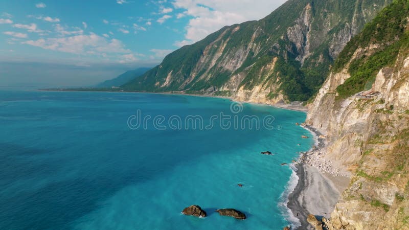 Vue aérienne de Qingshui Cliff dans le Parc National de Taroko Taïwan banque de vidéos