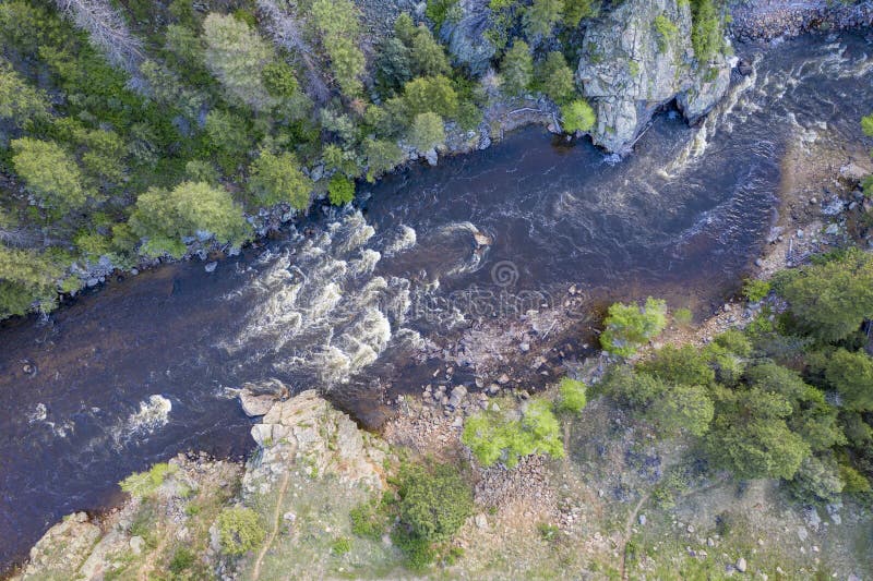 Vue aérienne aérienne de rapide de rivière de montagne images libres de droits