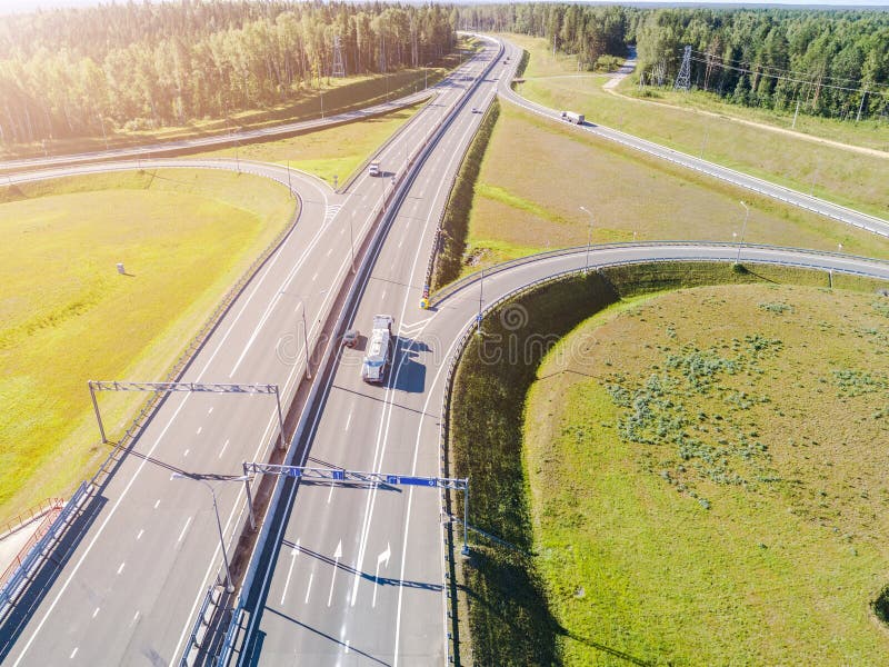 Vue aérienne de route dans la ville Voitures croisant le passage supérieur d'échange Échange de route avec le trafic Photo aérien photographie stock Vue aérienne de route dans la ville Voitures croisant le passage supérieur d'échange Échange de route avec le trafic Photo aérien photographie stock