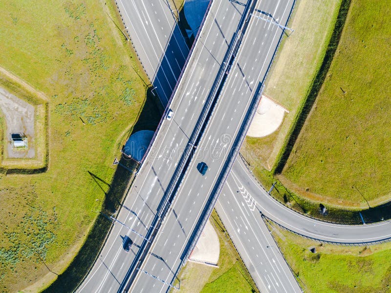 Vue aérienne de route dans la ville Voitures croisant le passage supérieur d'échange Échange de route avec le trafic Photo aérien images stock Vue aérienne de route dans la ville Voitures croisant le passage supérieur d'échange Échange de route avec le trafic Photo aérien images stock