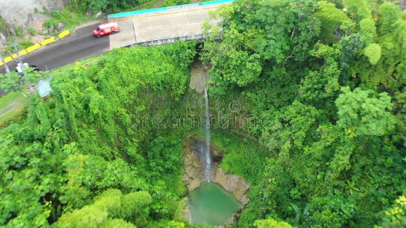 Vue aérienne de salto collazo cascade de part et d'autre du pont avec paysage vert clips vidéos