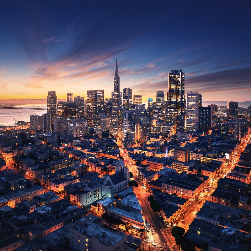 Vue aérienne de San Francisco balnéaire. Port de San Francisco à l'avant. Le centre-ville et gratte-ciel de la ville au lever du s photographie stock libre de droits