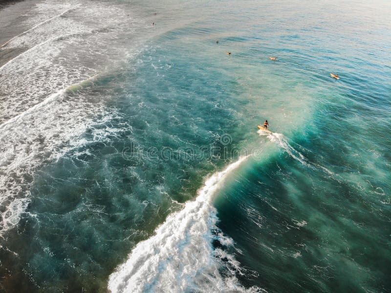 Vue aérienne de surfer à San Juan, union de La - les Philippines photos stock