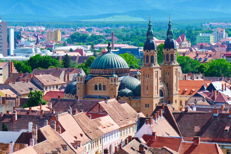 Vue aérienne de vacarme bizantin Sibiu de Catedrala Sfanta Treime de cathédrale de trinité sainte de basilique de style dans la l photographie stock Vue aérienne de vacarme bizantin Sibiu de Catedrala Sfanta Treime de cathédrale de trinité sainte de basilique de style dans la l photographie stock