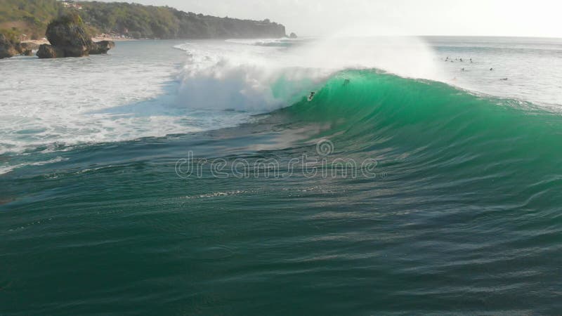 Vue aérienne de vague de canon dans l'océan et les surfeurs. Le surf et vagues banque de vidéos