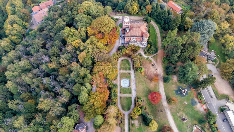 Vue aérienne de villa Toeplitz avec le parc d'automne à Varèse image stock Vue aérienne de villa Toeplitz avec le parc d'automne à Varèse image stock