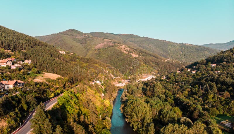 Vue aérienne de village rural d'une rivière en Bulgarie entre les montagnes Image par le bourdon photo libre de droits Vue aérienne de village rural d'une rivière en Bulgarie entre les montagnes Image par le bourdon photo libre de droits