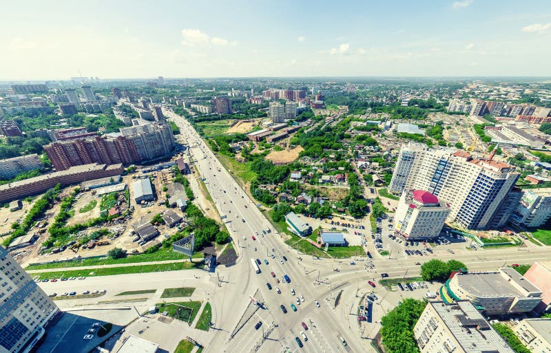 Vue aérienne de ville Horizontal urbain Tir d'hélicoptère Image panoramique. Vue aérienne de ville avec des carrefours et des routes, des maisons, des bâtiments, des parcs et des parkings, ponts Horizontal urbain Tir d'hélicoptère Image panoramique