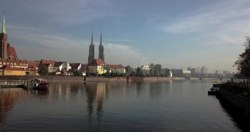Vue aérienne de Wroclaw sur un matin d'automne ensoleillé banque de vidéos