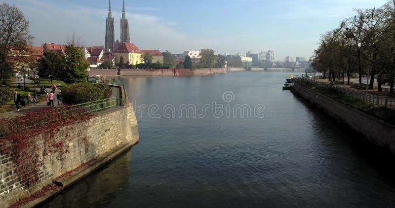 Vue aérienne de Wroclaw sur un matin d'automne ensoleillé clips vidéos