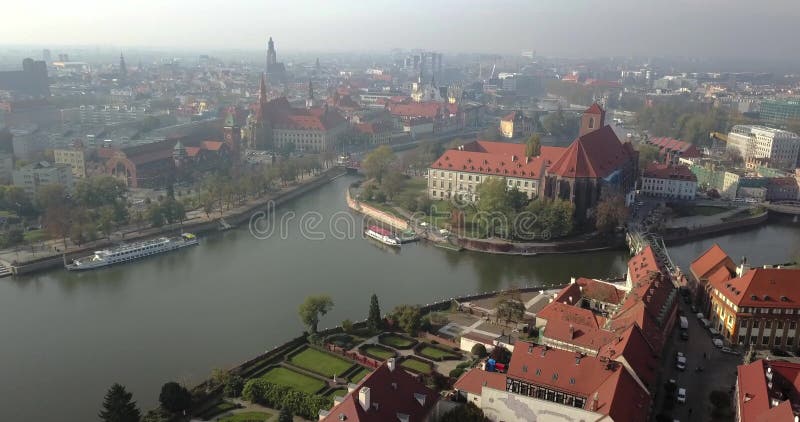 Vue aérienne de Wroclaw sur un matin d'automne ensoleillé banque de vidéos