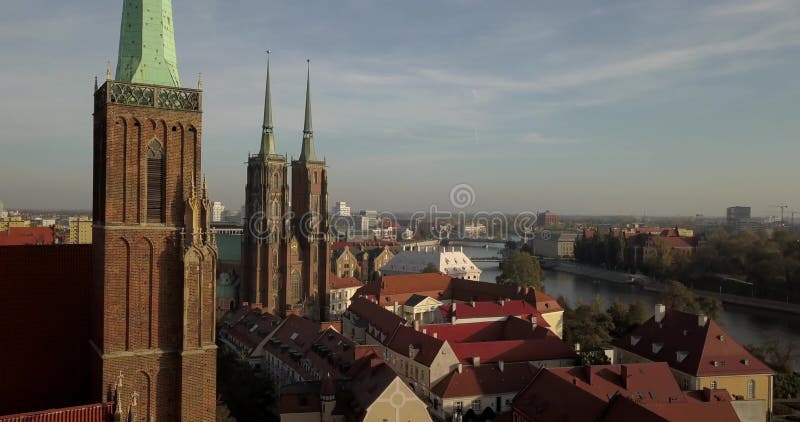 Vue aérienne de Wroclaw sur un matin d'automne ensoleillé clips vidéos