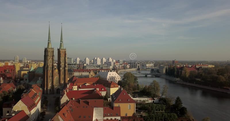 Vue aérienne de Wroclaw sur un matin d'automne ensoleillé banque de vidéos