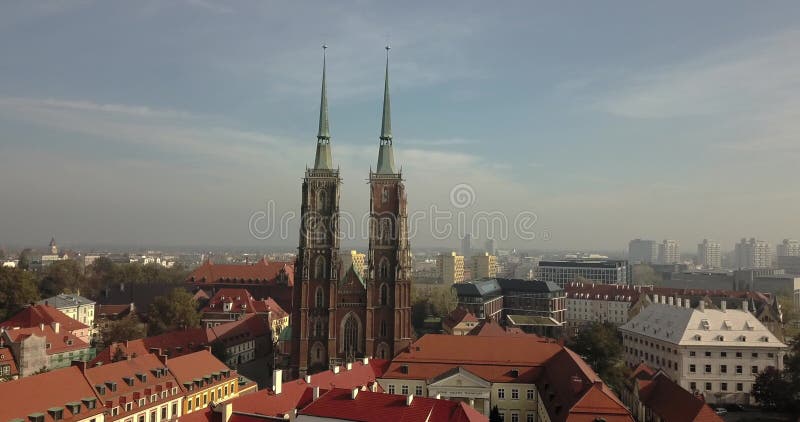 Vue aérienne de Wroclaw sur un matin d'automne ensoleillé clips vidéos