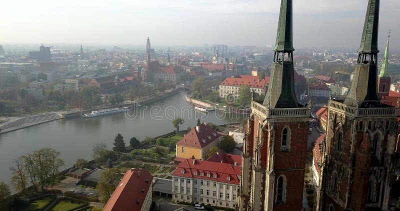 Vue aérienne de Wroclaw sur un matin d'automne ensoleillé banque de vidéos