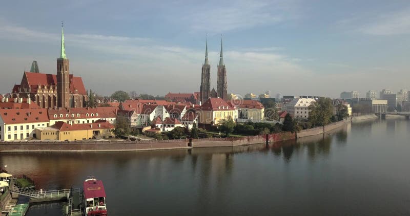 Vue aérienne de Wroclaw sur un matin d'automne ensoleillé banque de vidéos