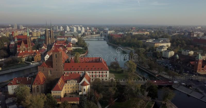 Vue aérienne de Wroclaw sur un matin d'automne ensoleillé banque de vidéos