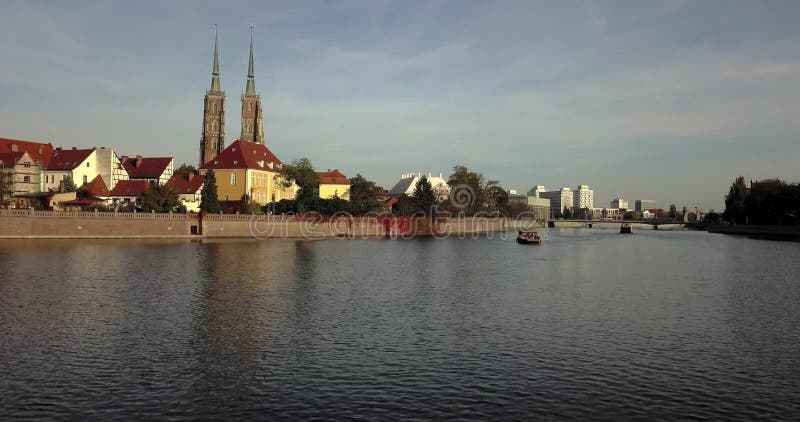 Vue aérienne de Wroclaw sur un matin d'automne ensoleillé banque de vidéos