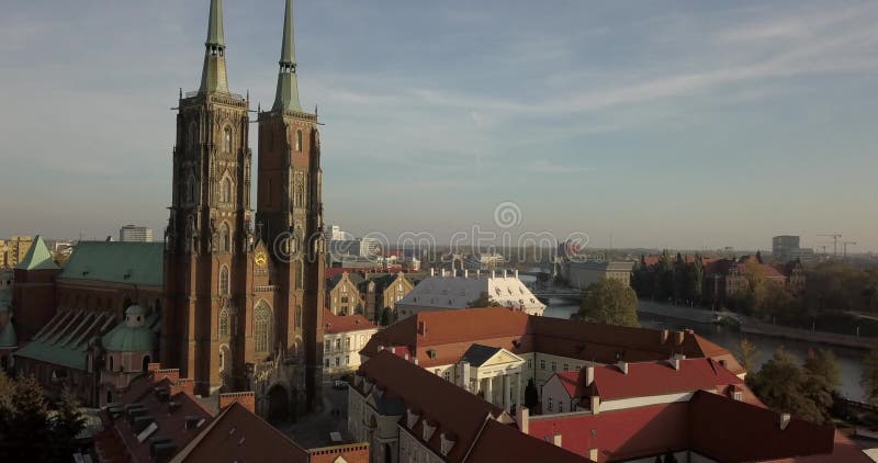 Vue aérienne de Wroclaw sur un matin d'automne ensoleillé clips vidéos