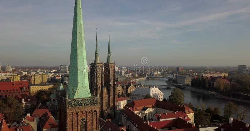 Vue aérienne de Wroclaw sur un matin d'automne ensoleillé clips vidéos