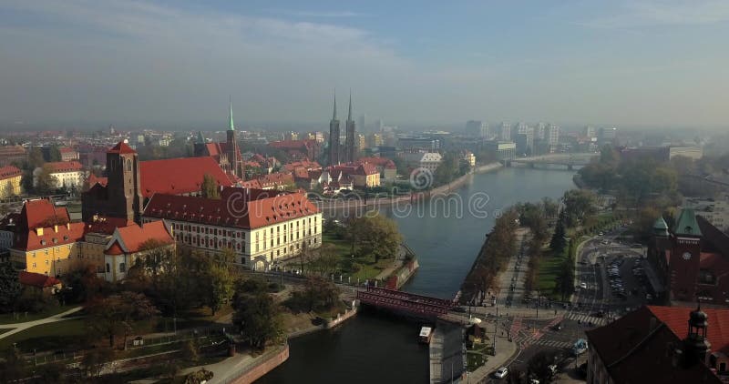Vue aérienne de Wroclaw sur un matin d'automne ensoleillé clips vidéos